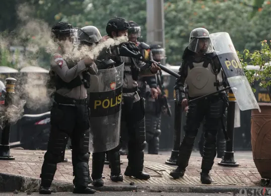 Ilustrasi - Sejumlah massa aksi berhadapan dengan aparat saat demo di belakang DPR. (Sumber: Poskota/Bilal Nugraha Ginanjar)