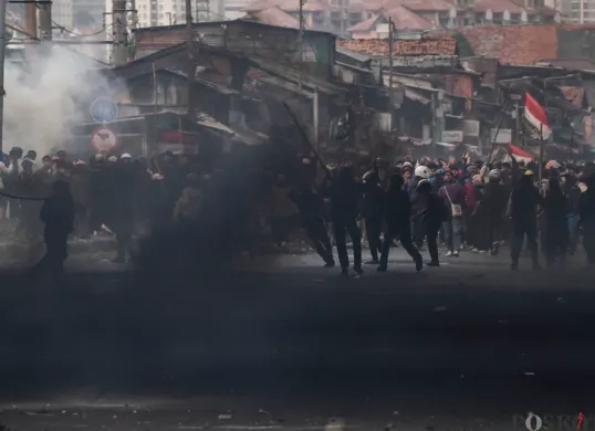 Massa aksi berhadapan dengan aparat saat demo di belakang DPR dan Pejompongan, Jakarta, Senin, 25 Agustus 2025. (Sumber: Poskota/Bilal Nugraha Ginanjar)