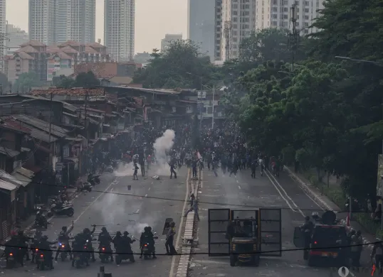 Sejumlah massa aksi berhadapan dengan aparat saat demo di belakang DPR dan Pejompongan, Jakarta, Senin, 25 Agustus 2025. (Sumber: Poskota/Bilal Nugraha Ginanjar)