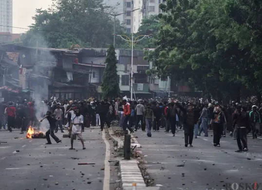 Sejumlah massa aksi berhadapan dengan aparat saat demo di belakang DPR dan Pejompongan, Jakarta, Senin, 25 Agustus 2025. (Sumber: Poskota/Bilal Nugraha Ginanjar)