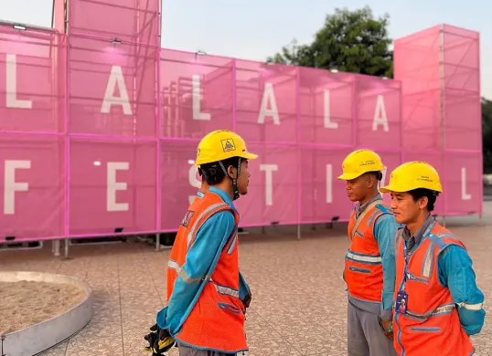 Petugas PLN siaga di lokasi digelarnya Lalala Fest 2025 Powered by PLN di JIEXPO Kemayoran, Jakarta Pusat, untuk memastikan pasokan listrik andal tanpa gangguan. (Sumber: Dok PLN UID Jakarta Raya)