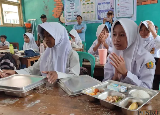 Siswa SMPN 1 Labuan, Kabupaten Pandeglang saat memanjatkan doa sebelum menyantap Makan Bergizi Gratis (MBG), Senin, 25 Agustus 2025. (Sumber: Poskota/Samsul Fatoni)