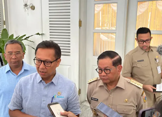 Menteri Kesehatan RI, Budi Gunadi Sadikin dan Gubernur Jakarta, Pramono Anung di Balai Kota DKI Jakarta, Senin, 25 Agustus 2025. (Sumber: POSKOTA | Foto: M Tegar Jihad)