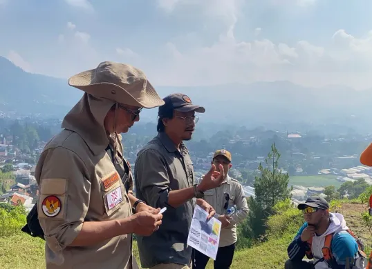 Para peneliti dari BRIN memberikan keterangan edukatif terhadap masyarakat hingga komunitas dan relawan lingkungan setempat terkait gempa dan Sesar Lembang. (Sumber: Poskota/Gatot Poedji Utomo)