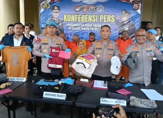 Konferensi pers pengeroyokan wartawan dan staf humas KLH di Mapolres Serang, Senin, 25 Agustus 2025. (Sumber: Poskota/Rahmat Haryono)