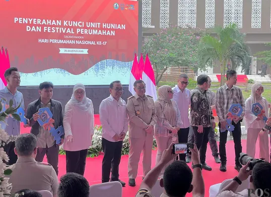 Gubernur Jakarta, Pramono Anung, saat menyerahkan kunci secara simbolis kepada salah satu penghuni Rusunawa PIK Pulo Gadung, Jakarta Timur, Senin, 25 Agustus 2025. (Sumber: POSKOTA | Foto: M Tegar Jihad)