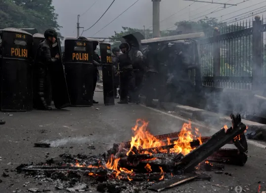 Massa aksi membakar barang dalam demo di kawasan Gedung DPR RI, Senayan, Jakarta Pusat, Senin, 25 Agustus 2025. (Sumber: Poskota/Bilal Nugraha Ginanjar)