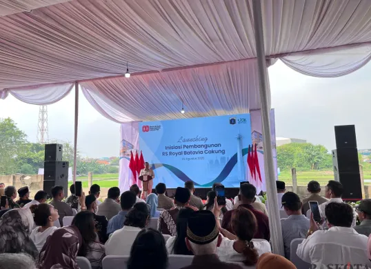 Gubernur Jakarta Pramono Anung di Cakung Barat, Jakarta Timur, Senin, 25 Agustus 2025. Ia menjelaskan bahwa pemangkasan trotoar diperuntukkan bagi yang sudah tidak terpakai akibat proyek galian pipa. (Sumber: Poskota/M. Tegar Jihad)