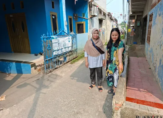 Inka bersama warga menunjukan lokasi keponakannya yang sedang duduk memainkan hp langsung di rampas pelaku. (Sumber: Poskota/Angga Pahlevi)