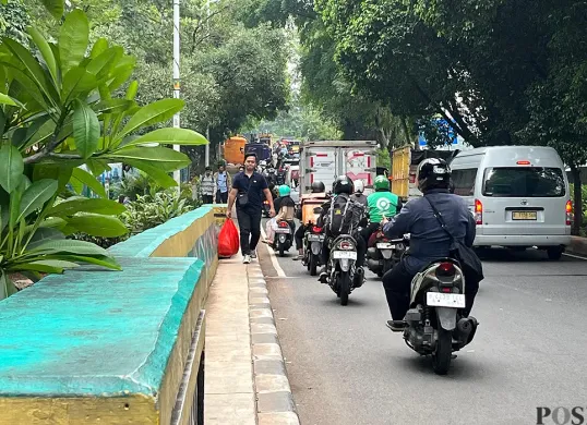 Sejumlah pengendara melintas di Jalan TB Simatupang, Jakarta Selatan, yang sedang dilakukan proyek pemangkasan trotoar pada Senin, 25 Agustus 2025. (Sumber: POSKOTA | Foto: M Tegar Jihad)