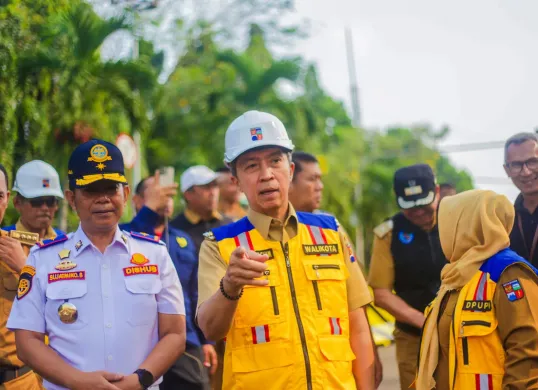 Wali Kota Bogor, Dedie A. Rachim meninjau pembangunan jalan Saleh Danasamita, di Batutulis pasca longsor pada Maret 2025 lalu. (Sumber: Pemkot Bogor)