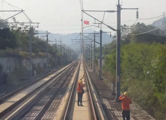 Kereta Cepat Whoosh G1060 relasi Tegalluar Summarecon–Halim sempat tertahan sejenak di jalur KM 111+200 ada layang-layang. (Sumber: Dok. KCIC)
