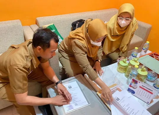 Kabid Pengelolaan Arsip Diskarpus Kota Depok, Yulia Oktavia bersama staf melakukan roadshow pendampingan penyelamatan arsip vital sekolah di Sekolah SMPN 28 Depok. (Sumber: Diskarpus Kota Depok)