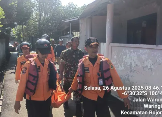 Petugas BPBD Kabupaten Bogor mengevakuasi korban hanyut berinisial V, 5 tahun yang ditemukan di kali Ciliwung kawasan Bojonggede, Kabupaten Bogor. (Sumber: BPBD)