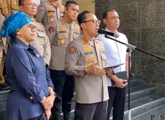 Kabid Humas Polda Metro Jaya, Kombes Ade Ary Syam Indradi saat menyampaikan keterangan kepada awak media di Mapolda Metro Jaya, Jakarta Selatan, Selasa, 26 Agustus 2025. (Sumber: POSKOTA | Foto: Ali Mansur)