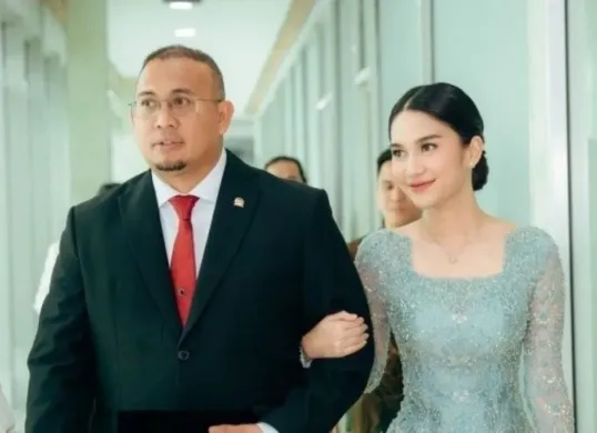 Potret Andre Rosiade bersama anaknya, Azizah Salsha. (Sumber: Instagram)
