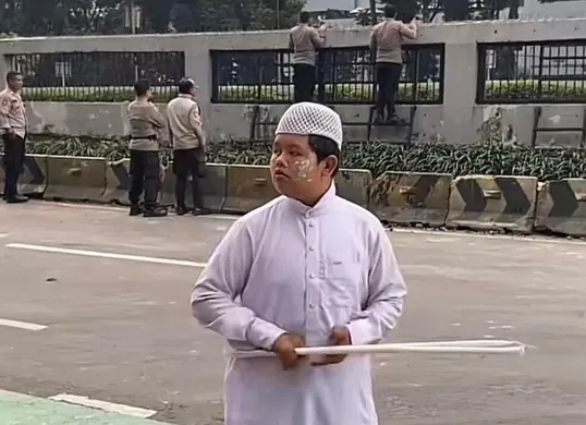 Sosok Badru Kepiting di tengah demo DPR pada Senin, 25 Agustus 2025. (Sumber: TikTok/@ivan_12)