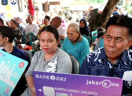 Ilustrasi penerima manfaat bansos DKI. (Sumber: Dinsos DKI Jakarta)