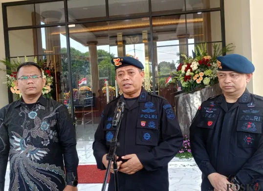 Teknisi Jibom Utama Tingkat II Korps Brimob Polri, Brigjen Pol Agustri Heriyanto (tengah) memberikan pernyataan kepada wartawan di Wisata Juang Korps Brimob Polri, Selasa, 26 Agustus 2025. (Sumber: Poskota/Giffar Rivana)