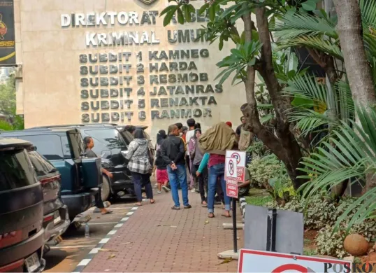 Para orang tua tengah menunggu anak-anaknya dibebaskan setelah ditangkap di Polda Metro Jaya, Jakarta Selatan, Selasa, 26 Agustus 2025. (Sumber: Poskota/Ali Mansur)