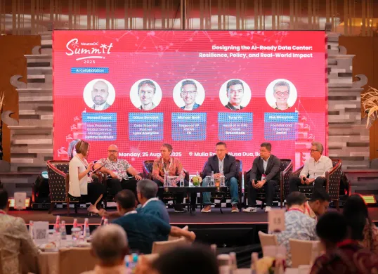 Saalah satu sesi diskusi panel di NeutraDC Summit 2025. (Sumber: Dok. Telkom)