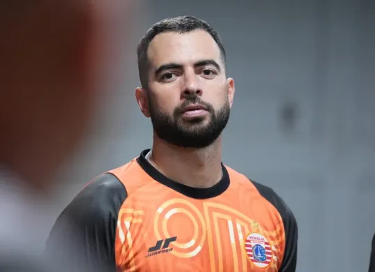 Bek Persija Jakarta, Jordi Amat, menegaskan persahabatan dengan rekan Timnas tidak berlaku di lapangan saat menghadapi Dewa United. (Sumber: Dok/Liga 1)