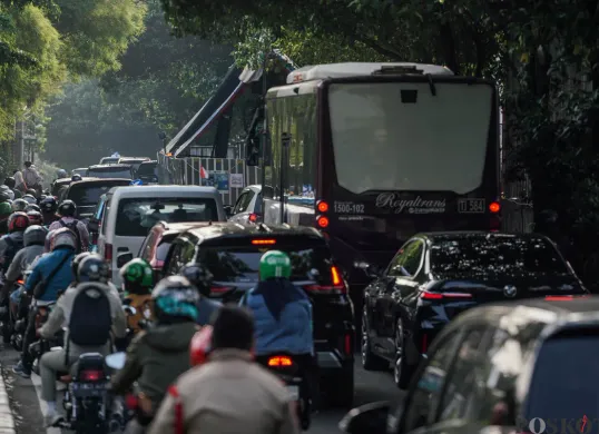 Sejumlah Kendaraan yang terjebak macet di Jalan RA Kartini dan Jalan TB Simatupang, Jakarta. (Sumber: Poskota/Bilal Nugraha Ginanjar)