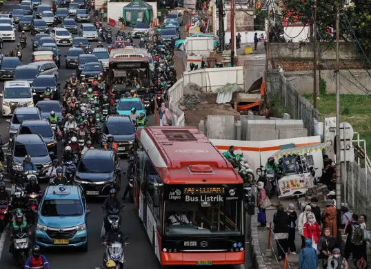 Sejumlah Kendaraan yang terjebak macet di Jalan RA Kartini dan Jalan TB Simatupang, Jakarta, Selasa, 26 Agustus 2025. (Sumber: Poskota/Bilal Nugraha Ginanjar)
