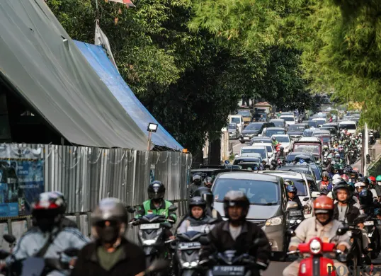 Pemprov DKI targetkan tuntas macet TB Simatupang Oktober 2025. Langkah konkretnya: rekayasa lalu lintas, tol gratis sementara, dan penambahan armada Transjakarta. Simak perkembangannya. (Sumber: Poskota/Bilal Nugraha Ginanjar)