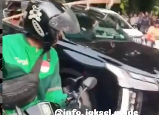 Satu unit mobil mewah hancur dirusak massa saat aksi demo di DPR RI (Sumber: Instagram @info.jaksel.pride)