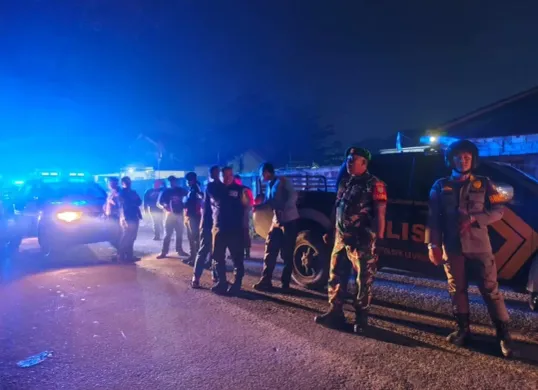 Polisi melakukan patroli disejumlah wilayah Kecamatan Cibungbulang, mengantisipasi tindak kriminal, salah satunya di Jalan Baru Galuga. (Sumber: Polres Bogor)