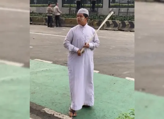 Profil lengkap Badru Kepiting, sosok viral yang menjadi sorotan dalam aksi unjuk rasa Bubarkan DPR 2025 di Senayan. Cek ciri khas, momen viral, dan akun medsosnya di sini. (Sumber: X/@dwioktariyadi)