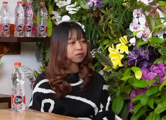 Sintya Cilla mendadak viral setelah muncul dalam kanal YouTube milik Denny Sumargo usai mengklaim mempunyai anak dari Giovanni Surya Saputra alias DJ Panda. (Sumber: YouTube/CURHAT BANG Denny Sumargo)