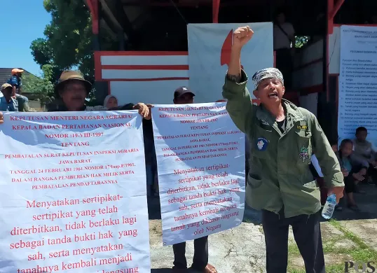 Warga dan Serikat Petani Pasundan melakukan aksi di Desa Pagerwangi, Kecamatan Lembang, Kabupaten Bandung Barat (KBB), Selasa 26 Agustus 2025. (Sumber: POSKOTA | Foto: Gatot Poedji Utomo)