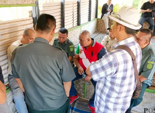Warga menolak proses konstatering lahan yang dilakukan oleh tim juru sita dari PN Bale Bandung di kawasan Punclut, Desa Pagerwangi, Kecamatan Lembang, Kabupaten Bandung Barat, Selasa, 26 Agustus 2025. (Sumber: POSKOTA | Foto: Gatot Poedji Utomo)