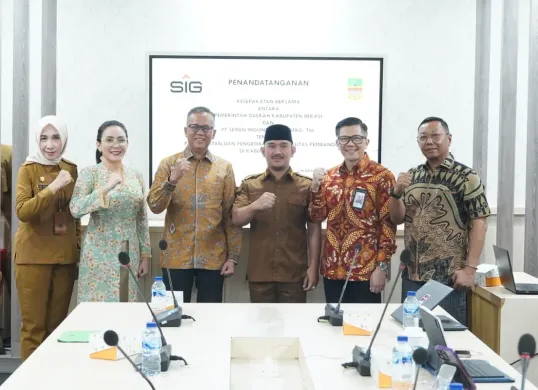 Bupati Bekasi Ade Kuswara Kunang menandatangani nota kesepahaman (MoU) dengan PT Semen Indonesia Tbk (SIG) yang berlangsung di Pemkab Bekasi (Sumber: Dok. Pemkab Bekasi)