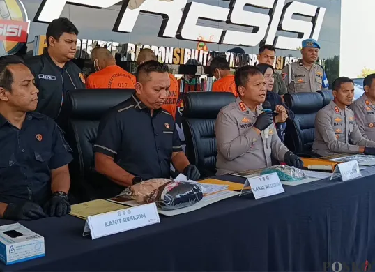 Polres Metro Bekasi Kota menampilkan dua begal sadis yang beraksi di Teluk Pucung, Bekasi Utara, Kota Bekasi, Rabu, 27 Agustus 2025. (Sumber: Poskota/Nurpini Aulia Rapika)