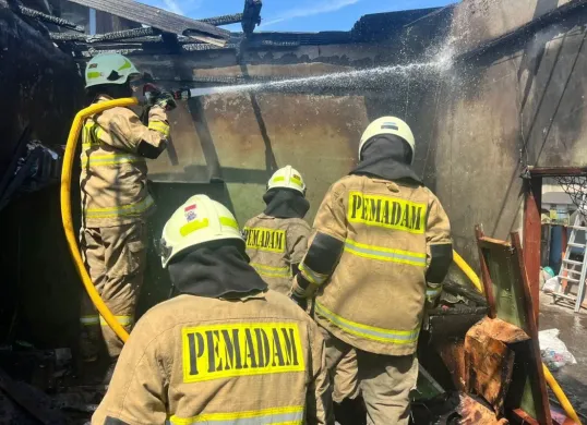 Petugas sedang memadamkan bengkel kopling di kawasan Kelurahan Rorotan, Kecamatan Cilincing, Jakarta Utara, terbakar, Rabu, 27 Agustus 2025. (Sumber: Dok. Damkar Jakut)