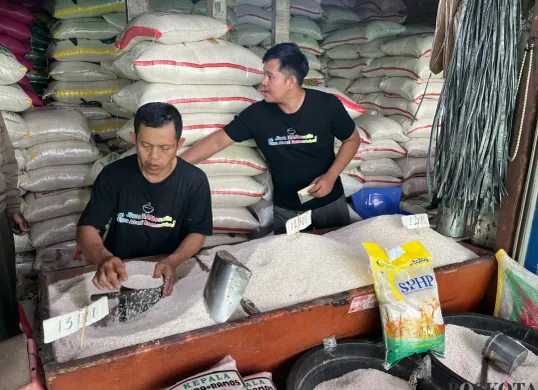 Amri, 38 tahun, pedagang beras di Pasar Palmerah, Gelora, Tanah Abang, Jakarta Pusat, Rabu, 27 Agustus 2025. (Sumber: Poskota/Pandi Ramedhan)