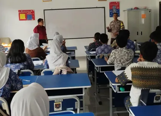 Jajaran Polsek Sukmajaya melakukan sosialisasi dan imbauan kepada pelajar SMK di Sukmajaya, untuk tidak ikut aksi demo di Jakarta pada Kamis, 28 Agustus 2025. (Sumber: POSKOTA | Foto: Angga Pahlevi)