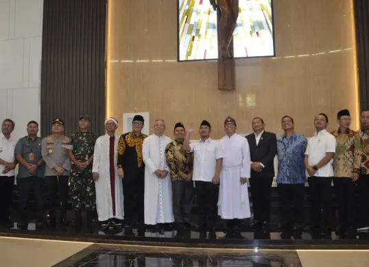 Bupati Bekasi, Ade Kuswara Kunang (ketujuh dari kanan), bersama tokoh lintas agama meresmikan Gereja Paroki Ibu Teresa di Desa Cibatu, Kecamatan Cikarang Selatan, Rabu, 27 Agustus 2025. (Sumber: Istimewa)