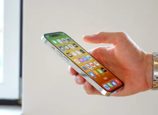 Ilustrasi merawat smartphone iPhone. (Sumber: Pixabay/lukgehr)