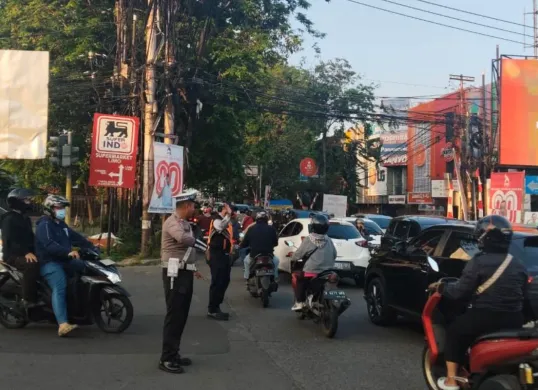 Polisi sedang mengatur lalu lintas di simpang perempatan Jalan Raya Cinere, Kota Depok, Rabu, 27 Agustus 2025. (Sumber: Dok. Polres Metro Depok)