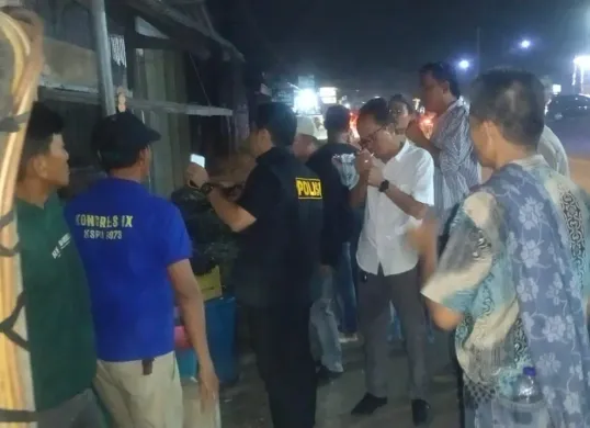 Personel Polsek Cikande, aparat desa dan masyarakat  menggerebek lapak tuak di Kampung Citawa, Desa Kibin, Kecamatan Cikande, Kabupaten Serang. (Sumber: Polsek Cikande)