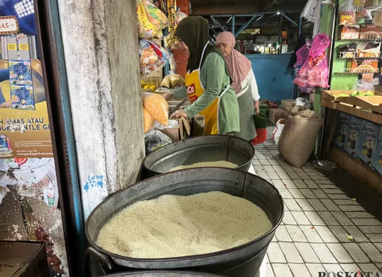 Pedagang beras melayani pembeli di Pasar Slipi, Jakarta Barat, Rabu, 27 Agustus 2025. Pedagang menyebut kenaikan harga beras belum terasa signifikan dan baru akan terasa jika tembus Rp1.000 per kilogram. (Sumber: Poskota/Pandi Ramedhan)