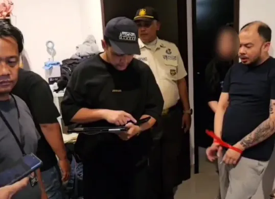 Polda Metro Jaya menangkap tersangka berinisial RS (kanan) terkait kasus penculikan dan pembunuhan terhadap Kacab BRI Cempaka Putih, Mohamad Ilham Pradipta. (Sumber: Dok Polda Metro Jaya)