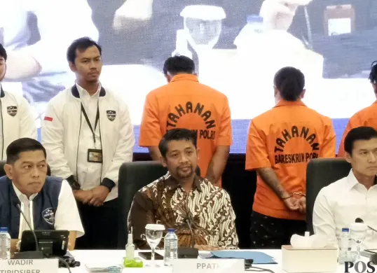 Deputi Bidang Analisis dan Pemeriksaan PPATK, Danang Tri Hartono (tengah/baju batik) saat konferensi pers di Bareskrim Polri, Jakarta Selatan, Rabu, 27 Agustus 2025. (Sumber: POSKOTA | Foto: Ali Mansur)