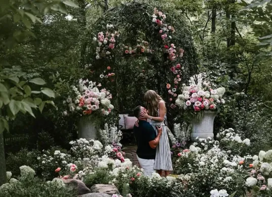 Pasangan Taylor Swift dan Travis Kelce resmi tunangan setelah dua tahun pacaran (Sumber: Instagram/@taylorswift)