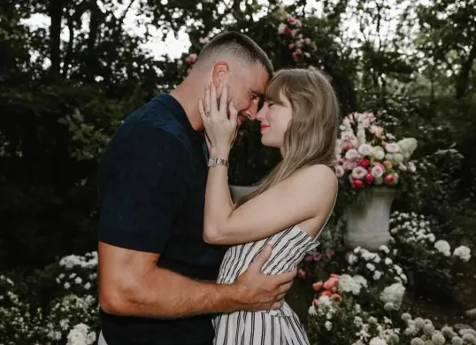 Taylor Swift dan Travis Kelce resmi bertunangan setelah dua tahun pacaran. (Sumber: Instagram/@taylorswift)