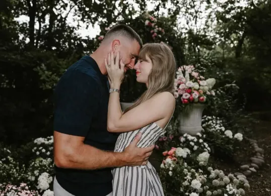 Taylor Swift bertunangan dengan Travis Kelce. (Sumber: Instagram)